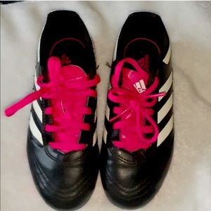 Girl’s ADIDAS cleats Sz13 **comes with free item!